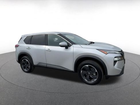 Used 2025 Nissan Rogue SV image 2