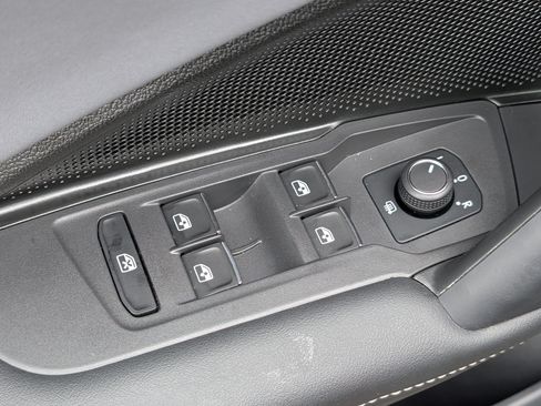 Used 2025 Volkswagen Tiguan SE AWD/4WD image 19