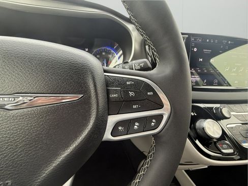 Used 2024 Chrysler Pacifica Touring-L image 24