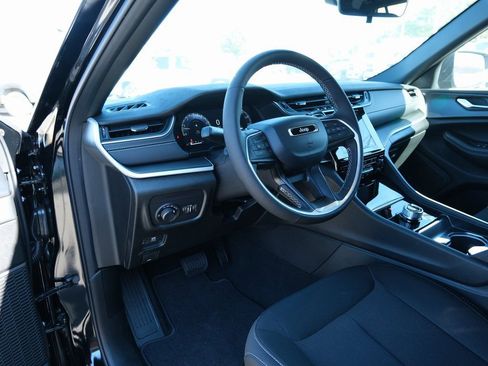 New 2025 Jeep Grand Cherokee Laredo X w/ Luxury Tech Group I image 4