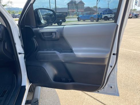 Used 2022 Toyota Tacoma SR AWD/4WD image 17