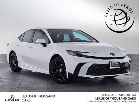 Used 2025 Toyota Camry SE image 1