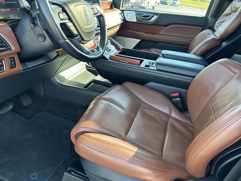 Used 2022 Lincoln Navigator Reserve image 11