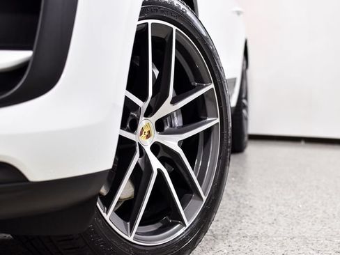 Used 2025 Porsche Macan AWD/4WD image 10