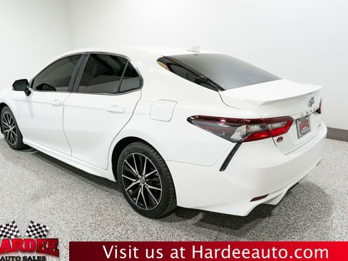 Used 2024 Toyota Camry SE image 3