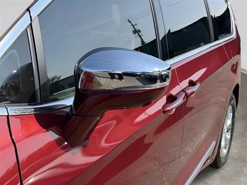 Used 2018 Chrysler Pacifica Limited w/ Advanced Safetytec Group FWD image 7