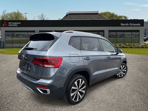 Used 2022 Volkswagen Taos SE w/ Panoramic Sunroof Package FWD image 5