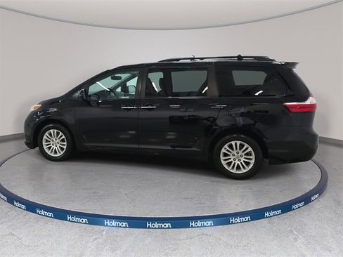 Used 2017 Toyota Sienna XLE Premium image 9
