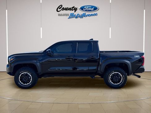 Used 2025 Toyota Tacoma TRD Off-Road AWD/4WD image 3