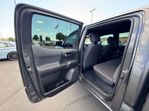 Used 2017 Toyota Tacoma TRD Off-Road AWD/4WD image 12