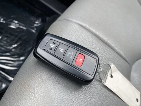 Used 2021 Toyota Highlander XLE FWD image 21