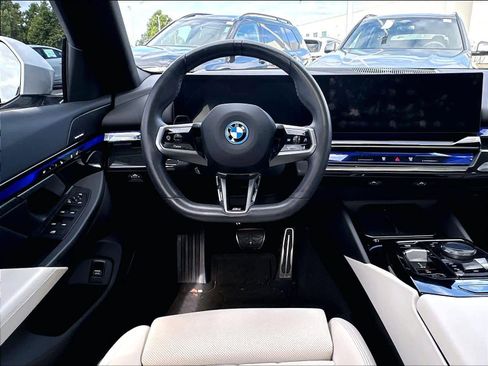 Used 2025 BMW i5 eDrive40i w/ M Sport Package RWD image 11