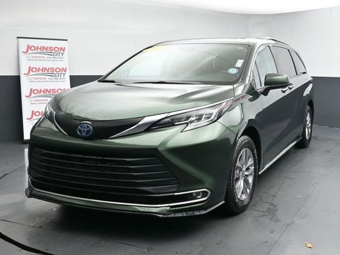 Used 2023 Toyota Sienna XLE image 4