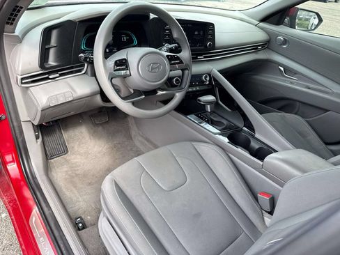 Used 2025 Hyundai Elantra Hybrid FWD image 11