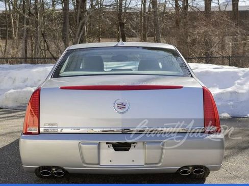 Used 2010 Cadillac DTS image 3
