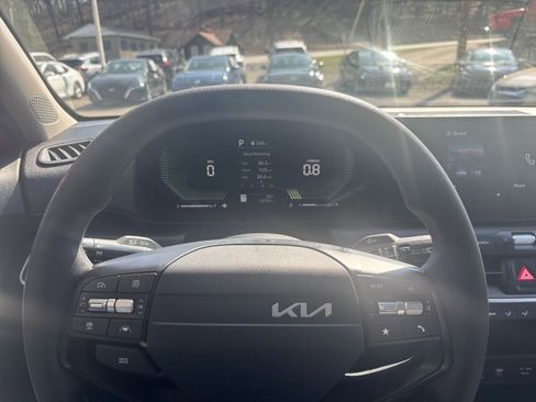 Used 2025 Kia K4 LXS image 28