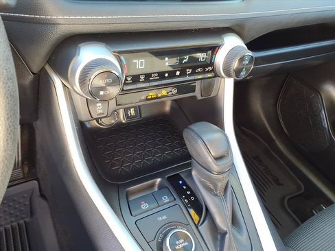 Used 2025 Toyota RAV4 LE AWD/4WD image 32