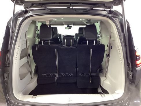 Used 2023 Chrysler Pacifica Touring-L image 34