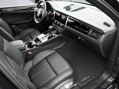 Certified 2025 Porsche Macan AWD/4WD image 32