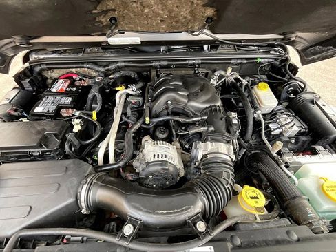 Used 2016 Jeep Wrangler Unlimited Rubicon image 9