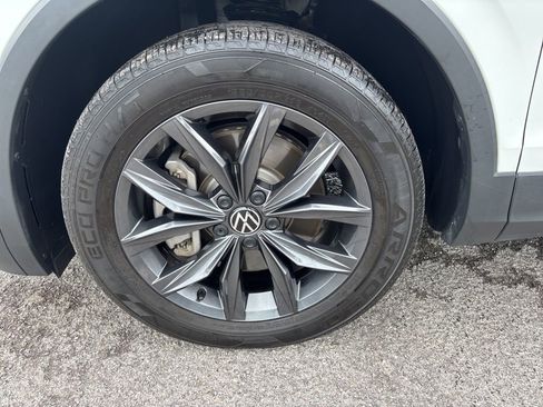 Used 2023 Volkswagen Tiguan SE w/ Panoramic Sunroof Package FWD image 8