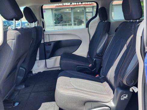 Used 2017 Chrysler Pacifica Touring FWD image 20