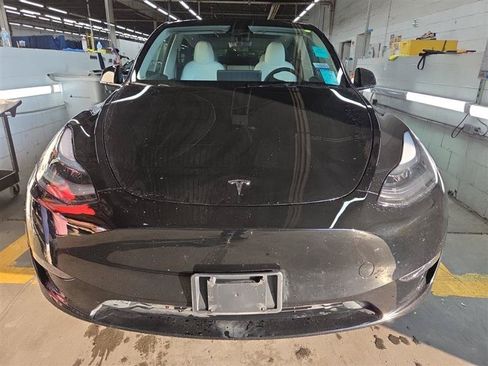 Used 2024 Tesla Model Y Long Range AWD/4WD image 4