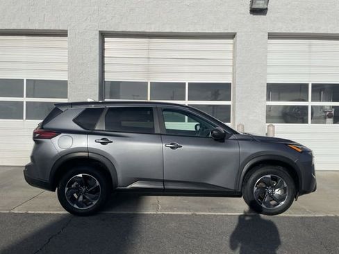 Used 2024 Nissan Rogue SV image 1