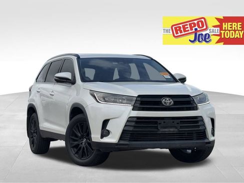 Used 2019 Toyota Highlander SE image 1