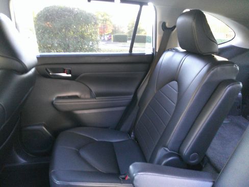 Used 2023 Toyota Highlander XLE image 66