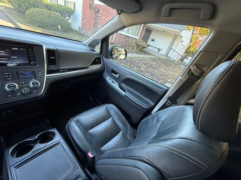 Used 2018 Toyota Sienna SE w/ Carpet Mat Package FWD image 10