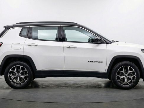 Used 2025 Jeep Compass Limited image 9
