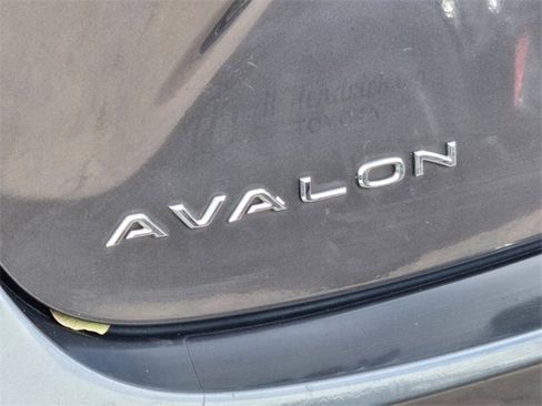 Used 2016 Toyota Avalon Limited image 10