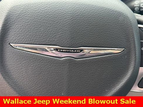 Used 2023 Chrysler Pacifica Touring-L image 27