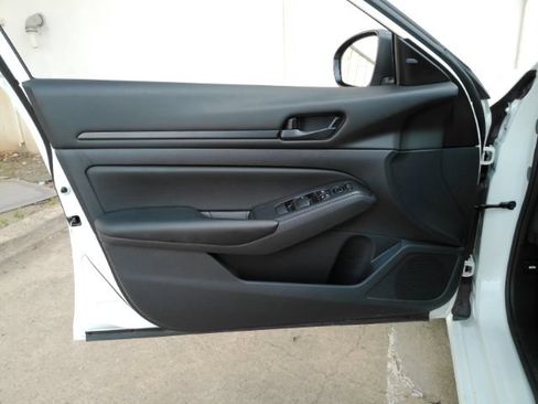 Used 2025 Nissan Altima 2.5 S FWD image 11