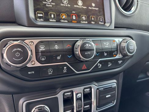 Used 2018 Jeep Wrangler Unlimited Sahara w/ Dual Top Group AWD/4WD image 29