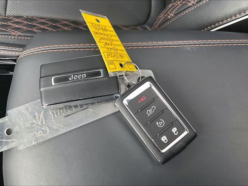 Used 2025 Jeep Grand Cherokee Summit AWD/4WD image 11