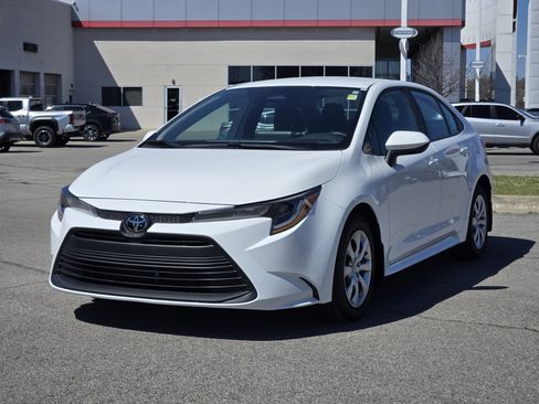 Used 2025 Toyota Corolla LE image 2