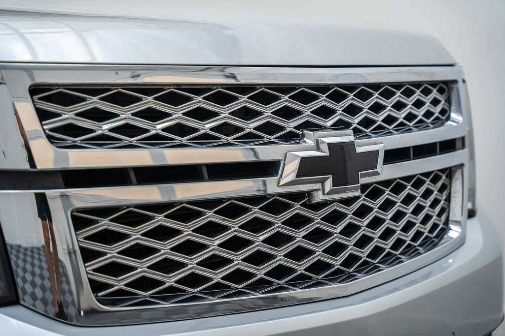 Used 2018 Chevrolet Suburban LT w/ LT Signature Package AWD/4WD image 12