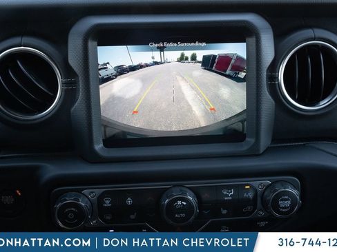 Used 2022 Jeep Wrangler Unlimited Sahara w/ Cold Weather Group AWD/4WD image 9