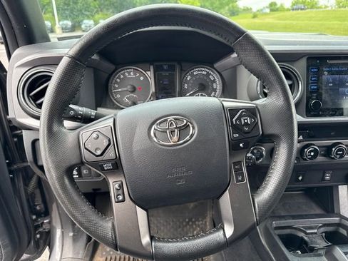 Used 2018 Toyota Tacoma TRD Sport AWD/4WD image 17