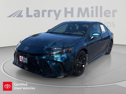Used 2025 Toyota Camry SE FWD image 1