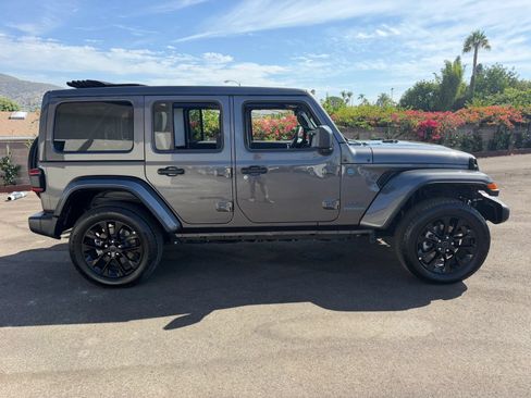 Used 2025 Jeep Wrangler Unlimited Sahara w/ Safety Group AWD/4WD image 4
