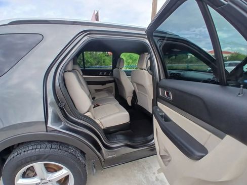 Used 2018 Ford Explorer XLT FWD image 18