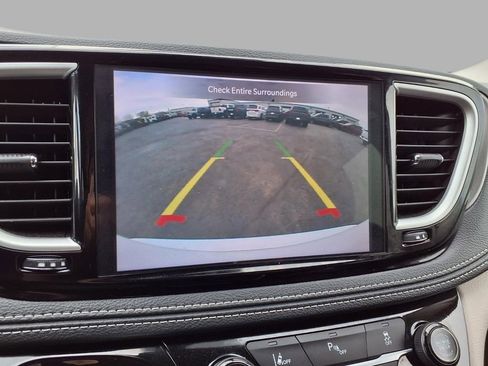 Used 2024 Chrysler Pacifica Limited FWD image 6