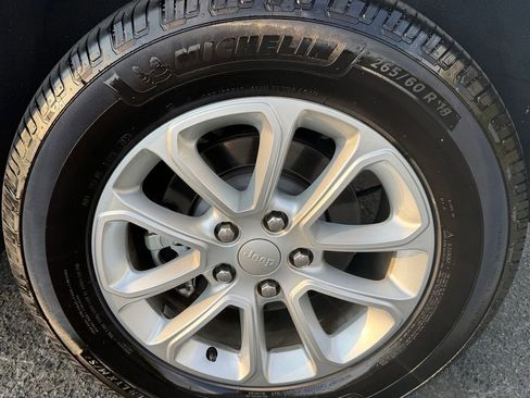 Used 2021 Jeep Grand Cherokee Laredo image 10