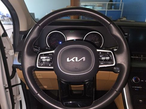 Used 2024 Kia Carnival LX FWD image 14