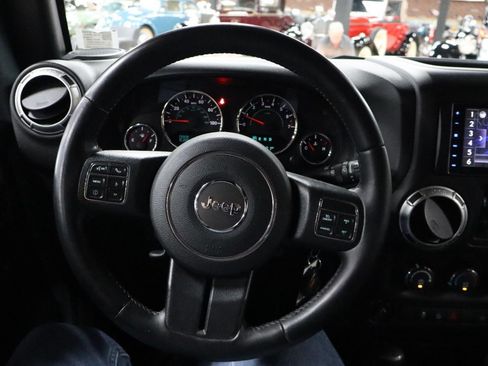 Used 2015 Jeep Wrangler Unlimited Sahara w/ Connectivity Group AWD/4WD image 13