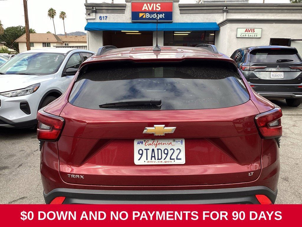 Used 2025 Chevrolet Trax LT w/ LT Convenience Package FWD image 4