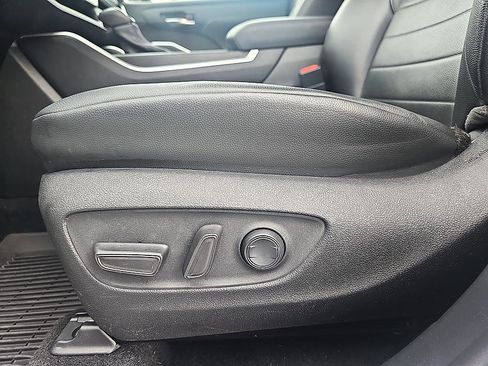 Used 2021 Toyota Highlander XLE AWD/4WD image 16
